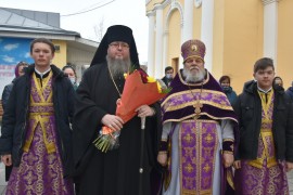 Архиерейская Литургия в Неделю Крестопоклонную