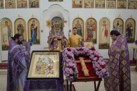 «Кресту Твоему поклоняемся, Владыко, и святое Воскресение Твое славим». В третье воскресенье Великого поста верующие совершили поклонение Кресту Господню