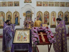 «Кресту Твоему поклоняемся, Владыко, и святое Воскресение Твое славим». В третье воскресенье Великого поста верующие совершили поклонение Кресту Господню