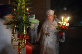 В Светлую Пасхальную ночь Управляющий епархии возглавил торжественное богослужение в Благовещенском кафедральном соборе Павлодара