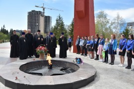 Накануне Праздника Великой Победы городское духовенство возложило цветы к памятникам защитникам Отечества нашего