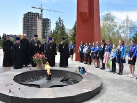 Накануне Праздника Великой Победы городское духовенство возложило цветы к памятникам защитникам Отечества нашего
