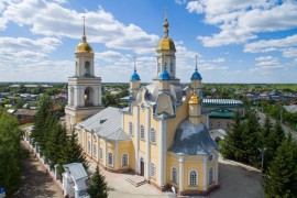 В Фомину Неделю епископ Владимир совершил Божественную Литургию в соборе святых апостолов Петра и Павла