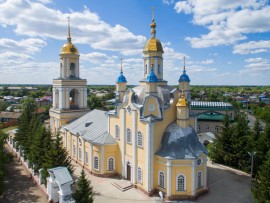 В Фомину Неделю епископ Владимир совершил Божественную Литургию в соборе святых апостолов Петра и Павла