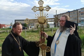 Преосвященный епископ Владимир освятил новые купола на храм святителя Николая и здание Воскресной школы в Новоишимке
