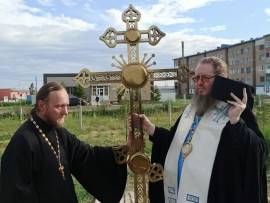 Преосвященный епископ Владимир освятил новые купола на храм святителя Николая и здание Воскресной школы в Новоишимке