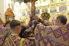 «Крест воздвигается, и все верные стекаются, Крест воздвигается, и град торжествует, и народы совершают празднество»