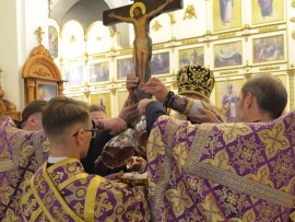 «Крест воздвигается, и все верные стекаются, Крест воздвигается, и град торжествует, и народы совершают празднество»