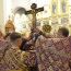 «Крест воздвигается, и все верные стекаются, Крест воздвигается, и град тор ...