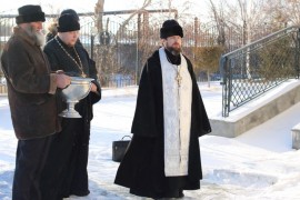 В ПОСЕЛКЕ АКМОЛ НА ТЕРРИТОРИИ ХРАМА НОВОМУЧЕНИЦ И ИСПОВЕДНИЦ АКМОЛИНСКИХ СОСТОЯЛАСЬ УСТАНОВКА МЕМОРИАЛЬНОЙ ТАБЛИЧКИ