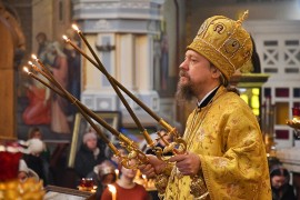 Епископ Каскеленский Геннадий Воскресную Божественную Литургию в главном храме Южной столицы