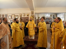 В день памяти Трех святителей епископ Геннадий совершил Литургию на греческом языке в Алма-Атинской духовной семинарии