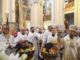 В праздник Преображения Господня епископ Каскеленский Геннадий возглавил торжественные богослужения в Вознесенском кафедральном соборе города Алматы