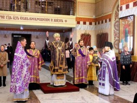 В Неделю Крестопоклонную Высокопреосвященнейший архиепископ Серапион совершил Литургию в кафедральном соборе Воскресения Христова г. Кокшетау