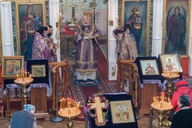 «Кресту Твоему поклоняемся, Владыко, и святое Воскресение Твое славим». В третье воскресенье Великого поста верующие совершили поклонение Кресту Господню