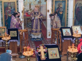 «Кресту Твоему поклоняемся, Владыко, и святое Воскресение Твое славим». В третье воскресенье Великого поста верующие совершили поклонение Кресту Господню