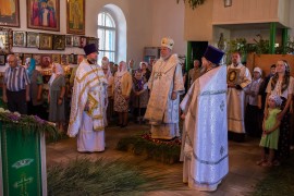 Архиепископ Севастиан совершил Божественную литургию в Троицкой церкви посёлка Ботакара