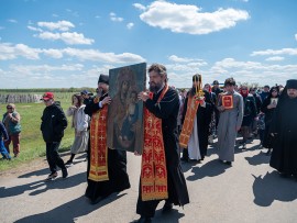 Крестный ход по случаю перенесения Иверского образа Богоматери в восстанавливаемый женский монастырь в селе Октябрьское