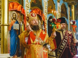 В Пасхальную ночь епископ Вианор совершил праздничное богослужение в кафедральном соборе Михаила Архангела г. Уральска