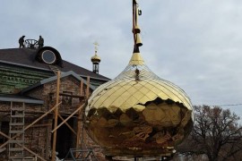На храме Свято-Никольского мужского монастыря установили купола