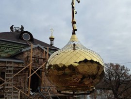 На храме Свято-Никольского мужского монастыря установили купола