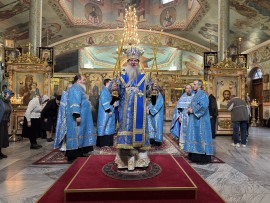 В праздник Введения во храм Пресвятой Богородицы епископ Чимкентский и Туркестанский Хрисанф совершил всенощное бдение и Литургию в главном храме епархии