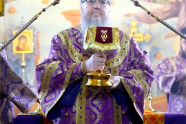 Архиерейская Литургия в Неделю Крестопоклонную