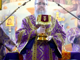 Архиерейская Литургия в Неделю Крестопоклонную