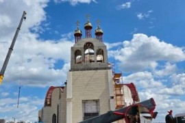 На строящийся храм в Астане установлены первые купола и кресты