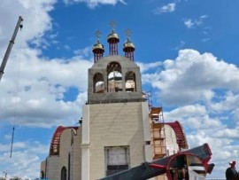 На строящийся храм в Астане установлены первые купола и кресты