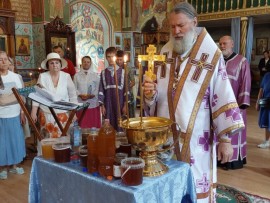 В праздник Изнесения честных Древ Животворящего Креста Господня в городе Есик состоялась Литургия архиерейским чином