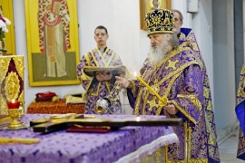 «Крест воздвигается, и все верные стекаются, Крест воздвигается, и град торжествует, и народы совершают празднество»