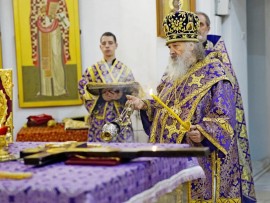 «Крест воздвигается, и все верные стекаются, Крест воздвигается, и град торжествует, и народы совершают празднество»