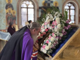 В праздник Введения во храм Пресвятой Богородицы епископ Чимкентский и Туркестанский Хрисанф совершил всенощное бдение и Литургию в главном храме епархии