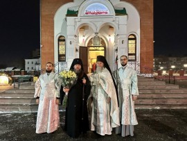 В святую ночь Рождества Христова православные христиане Усть-Каменогорска посетили праздничное богослужение в Андреевском кафедральном соборе