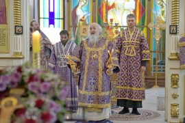 «Кресту Твоему поклоняемся, Владыко, и святое Воскресение Твое славим». В третье воскресенье Великого поста верующие совершили поклонение Кресту Господню