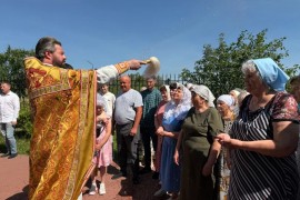 Божественная литургия в храме во имя святого Архистратига Божия Михаила поселка Качар